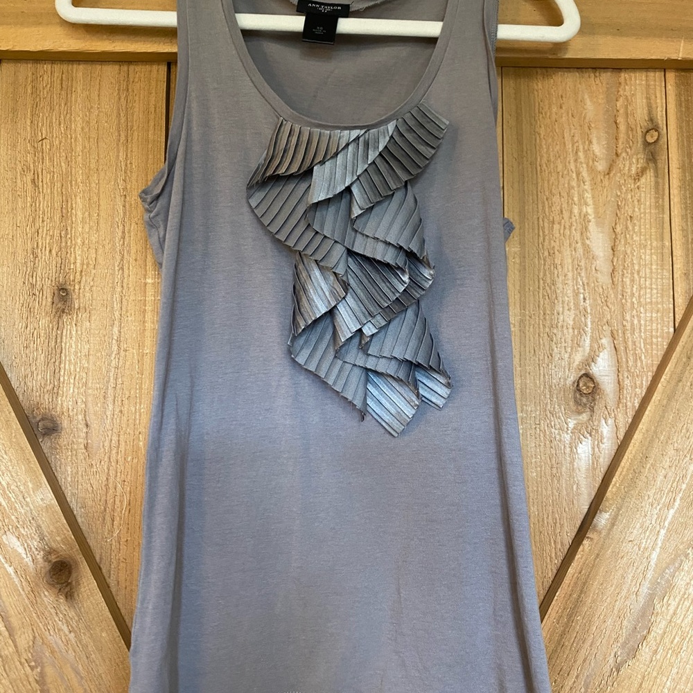 Ann Tylor Gray Satan Ruffle Tank Top Size XS Elegant Office Wear Trending Now